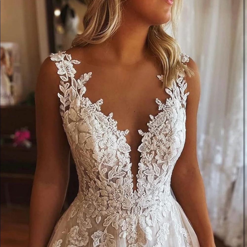 Tsbridal A-line V-neck Tulle Lace Backless Boho Wedding Gown